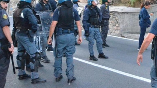 Stretta del governo sulla sicurezza: introdotto Daspo urbano - lastampa.it