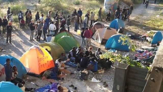 Un sindaco Pd blocca la strada ai migranti