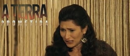 L&eacute;ia flagra Quemuel e Yana na cama em 'A Terra Prometida'