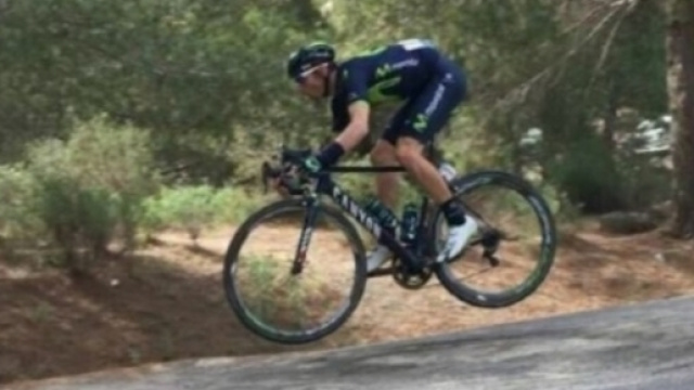 Alejandro Valverde "vola" in discesa alla Vuelta Murcia