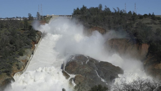 California, diga a rischio cedimento: gente evacuata