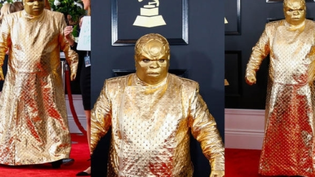 Cee Lo Green e la sua grottesca maschera d'oro