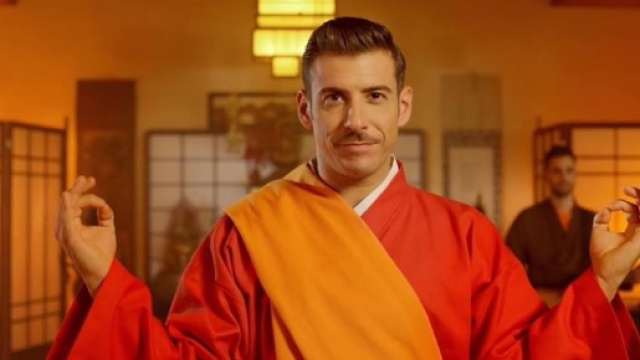 Francesco Gabbani nel video ufficiale di "Occidentali's karma"