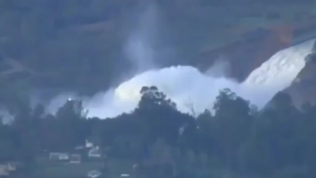 immagini della fuoriuscita d' acqua delle diga di Oroville in California