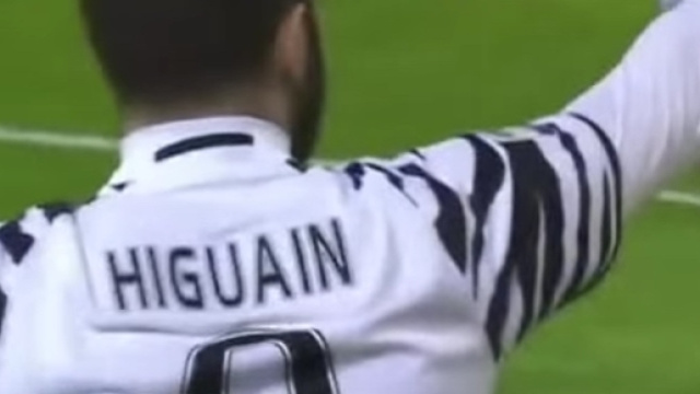 L'esultanza di Higuain dopo la rete del 2-0 contro il Cagliari