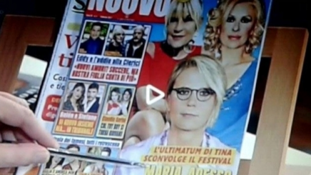 La copertina mostrata da Rocco Tanica durante la diretta dall'Ariston