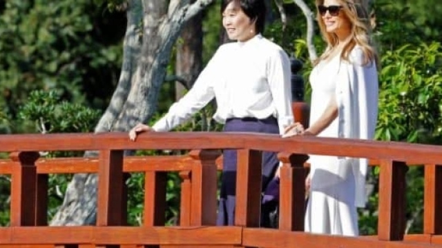 Melania Trump ha accompagnato Akie Abe moglie del premier nipponico a visitare i giardini giapponesi di Delray Beach in Florida.