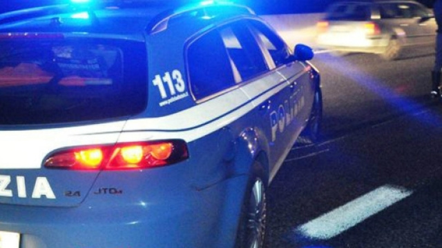 Milano, ragazza si lancia dall'auto del padre e muore