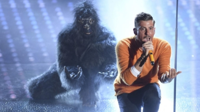 Sanremo 2017, Francesco Gabbani vince con "Occidentali's karma" - vnews24.it