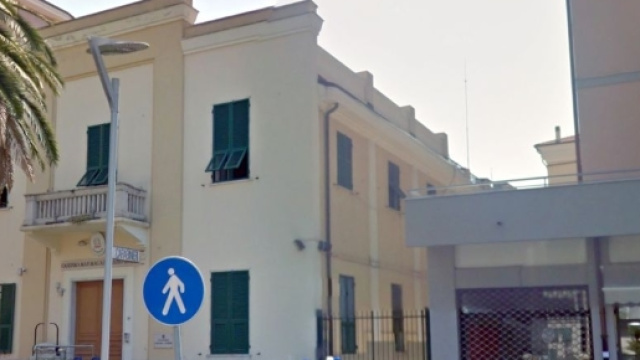 Sedicenne si butta dal balcone dopo una perquisizione per droga