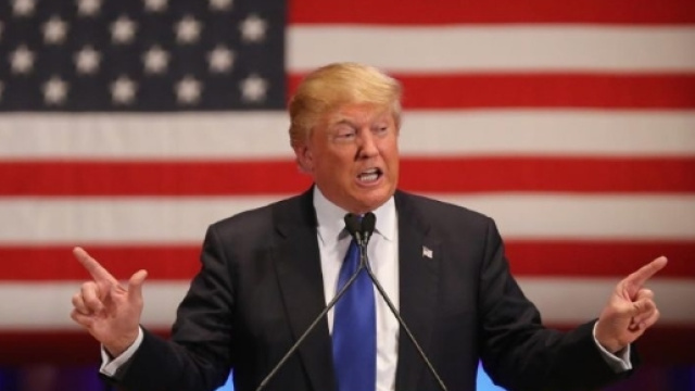 Trump accerhiato e sotto assedio