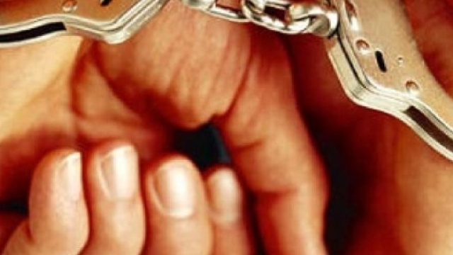 Uso delle manette in occasione di un arresto.