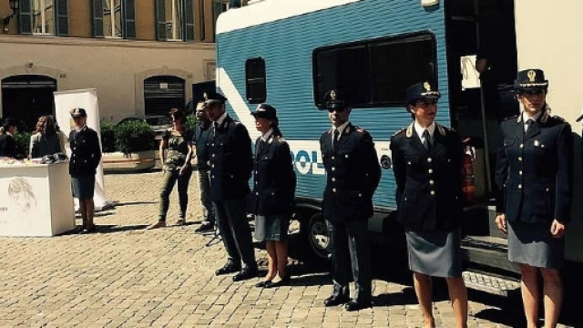 Camper della polizia di Stato coinvolti nel progetto di prevenzione #questonon&egrave;amore Foto: interno.gov.it