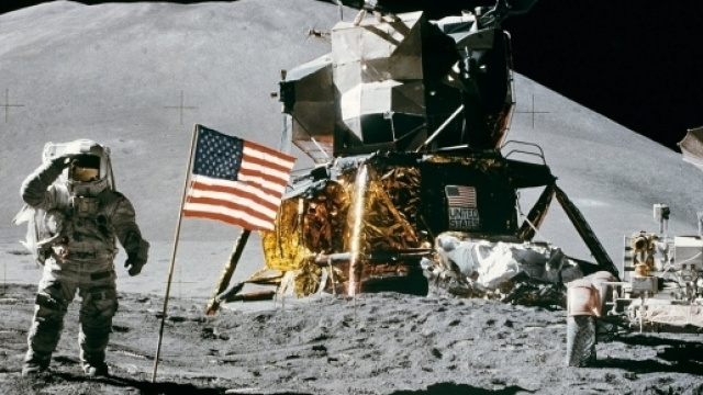 Domenica 20 luglio 1969, la missione Apollo 11 permette, per la prima volta, ad un uomo di poggiare il piede sul suolo lunare.