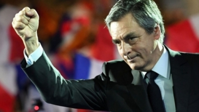 Fran&ccedil;ois Fillon mate la fronde &agrave; droite.