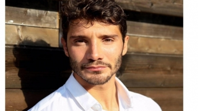 Gossip: Stefano De Martino fa degli auguri speciali sui social per San Valentino.