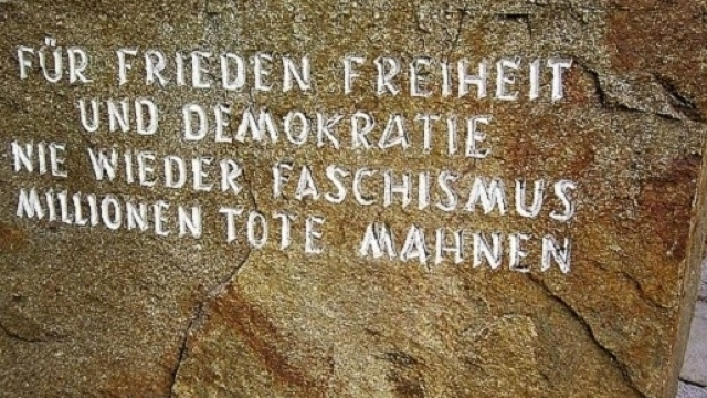 &laquo;Per la pace, la libert&agrave; e la democrazia, mai pi&ugrave; il fascismo. Milioni di morti ricordano&raquo;.