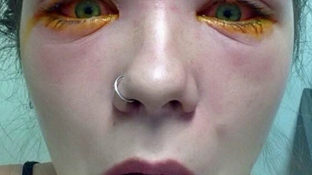 Quasi cieca per una tinta alle sopracciglia