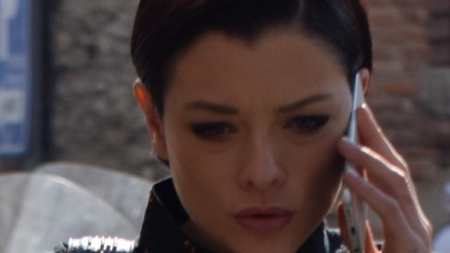 Silvia Provvedi al telefono. Quattrone