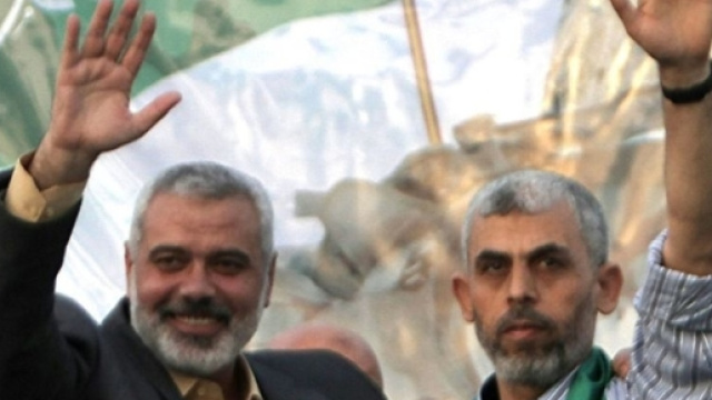 Un'immagine del nuovo capo di Hamas (a destra)