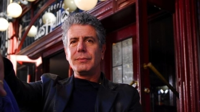 Anthony Bourdain all'esterno di un locale