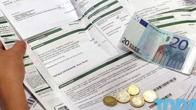 Bollette luce e gas non pagate, arrivano i "cacciatori" - today.it