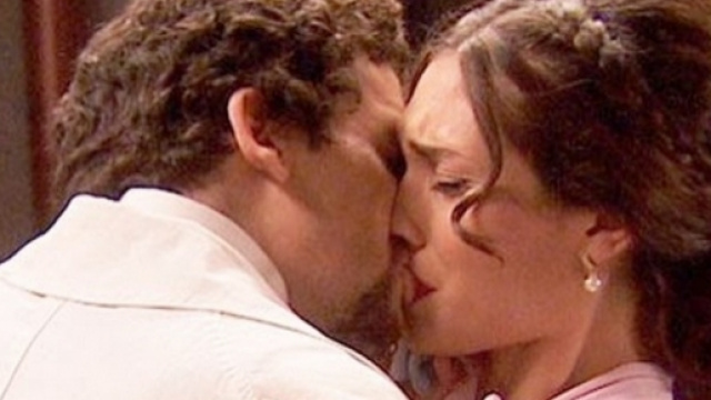 Camila bacia Elias il dipendente di suo marito