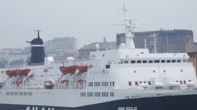Incendio sul traghetto Snav attraccato nel porto di Palermo.