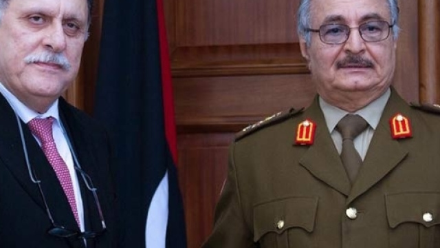 La stretta di mano tra Al Sarraj e Haftar