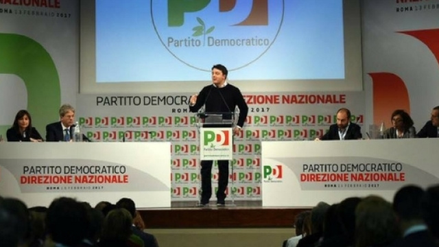 Matteo Renzi parla dal palco dell'ultima Direzione Nazionale