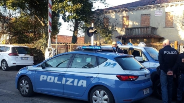 Un auto della Polizia di Stato