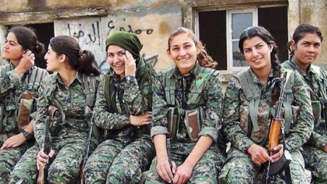 Un gruppo di combattenti kurde durante la liberazione di Kobane
