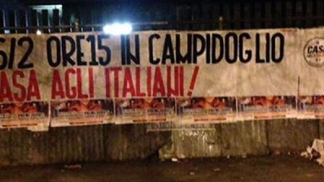 Uno degli striscioni affissi dal coordinamento "Casa agli italiani" nei quartieri romani.
