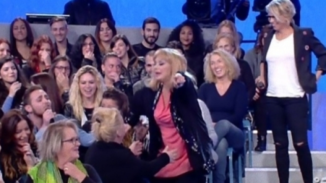 Uomini e Donne: Tina litiga con una fan del pubblico.