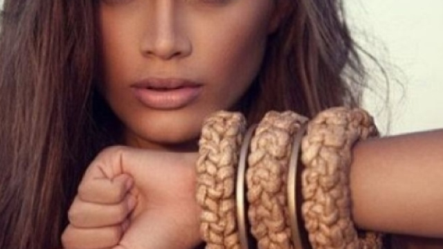 Valentina Sampaio in copertina su Vogue.