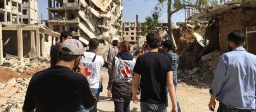 Syrian suburb receives aid | The Columbian - columbian.com