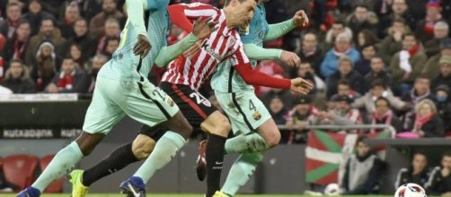 Umtiti y Rakitic zaf&aacute;ndose con Aduriz | Deportes ... - elpais.com