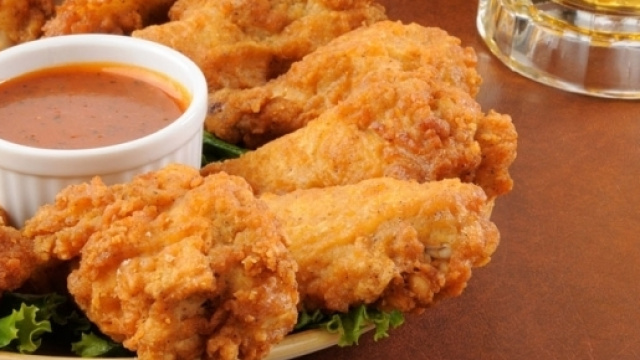 Alette di pollo ripiene fritte di Anna Moroni