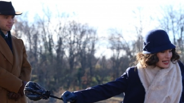 Damian spinge Camila in un pozzo.