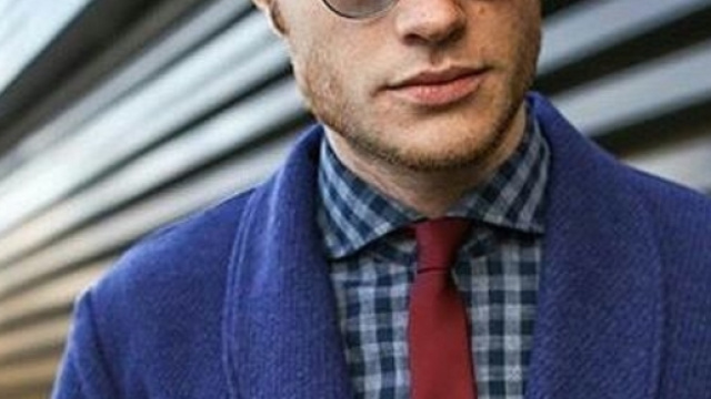 La vaga somiglianza tra il nuovo tronista &egrave; Brad Pitt
