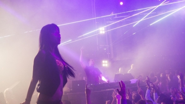 Un sacerdote consuma rapporti 'intimi' nei night, il servizio de 'La Gabbia'