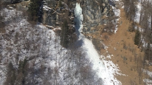 Una foto del Soccorso Alpino valdostano che ritrae il crollo della parete di ghiaccio