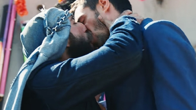 Uno scatto della nuova campagna Diesel 2017: Make Love Not Walls.