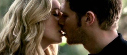 Klaus e Caroline acabar&atilde;o juntos em The Vampire Diaries?