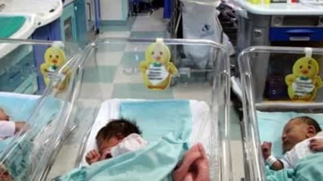 A 64 anni partorisce due gemelli