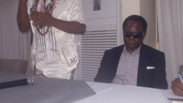 David K en compagnie de l'artiste Andr&eacute; Marie Talla