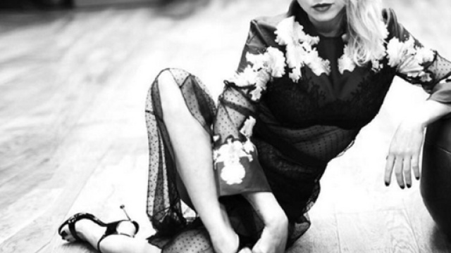 Emma Marrone intervista da Costanzo