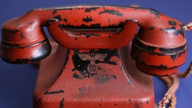Il telefono della morte con l'emblema del Terzo Reich