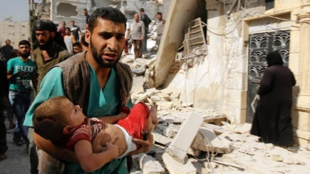 In Siria si cerca di portare in salvo almeno i bambini.