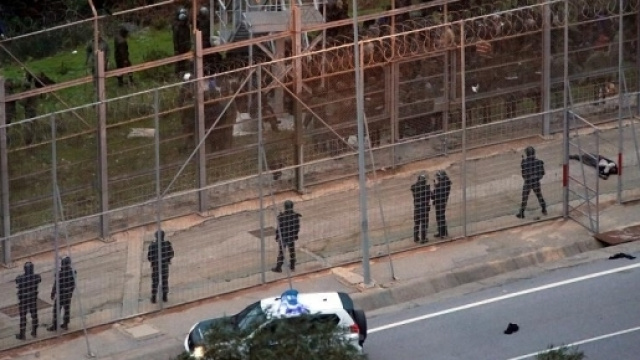 migranti sfidano il blocco della polizia al confine esterno tra Marocco e Spagna